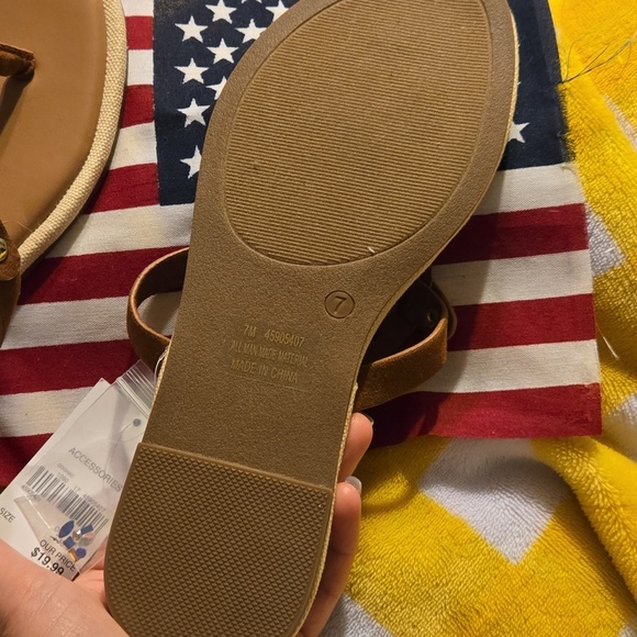 ❣️NWT❣️Catos Women's Brown Rhinestone Medalion Sandals Sz 7🩴🏖 - Picture 3 of 4